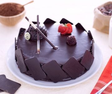 Bolo glaceado com creme diplomata de chocolate