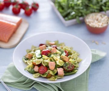 Farfalle com salmão, ervilhas-tortas e tomates-cereja confitados com pesto de rúcula