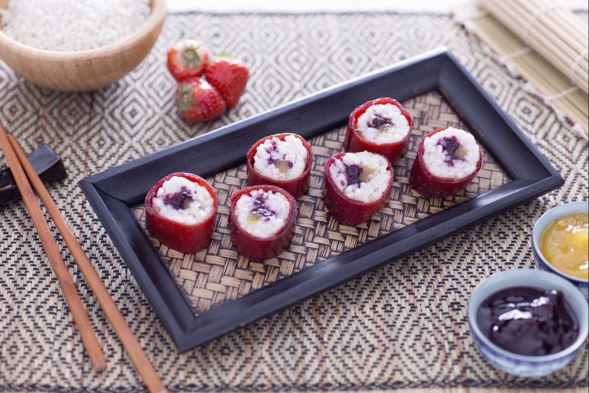 Sushi doce com compotas mistas