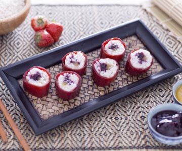 Sushi doce com compotas mistas