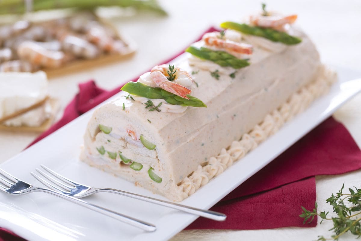 Tronco salgado com mousse de salmão, aspargos e camarão