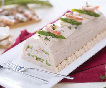 Tronco salgado com mousse de salmão, aspargos e camarão