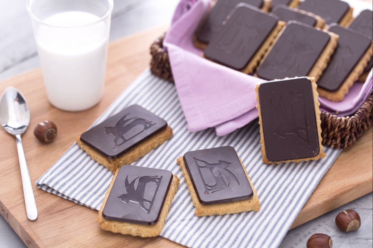 Sablé de avelã com cobertura de chocolate amargo