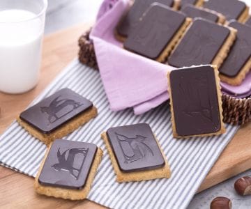Sablé de avelã com cobertura de chocolate amargo