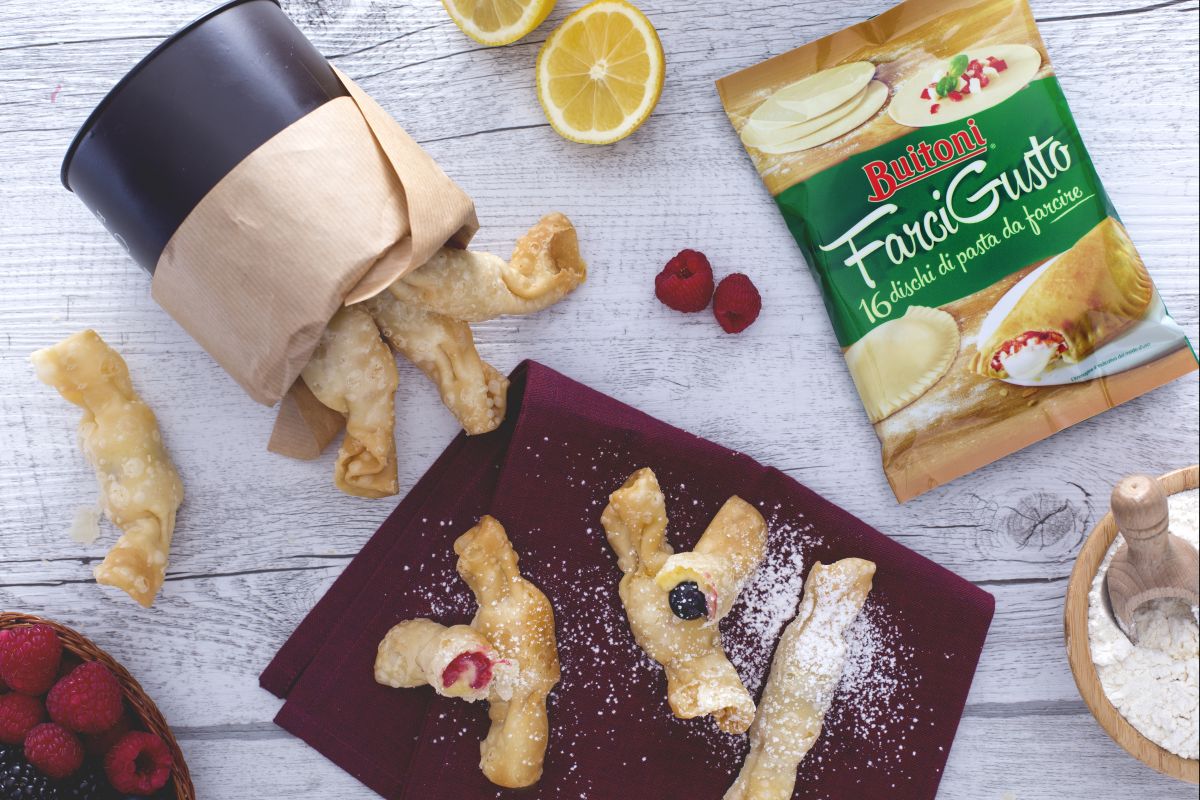 Balas fritas com creme de confeiteiro e frutas vermelhas