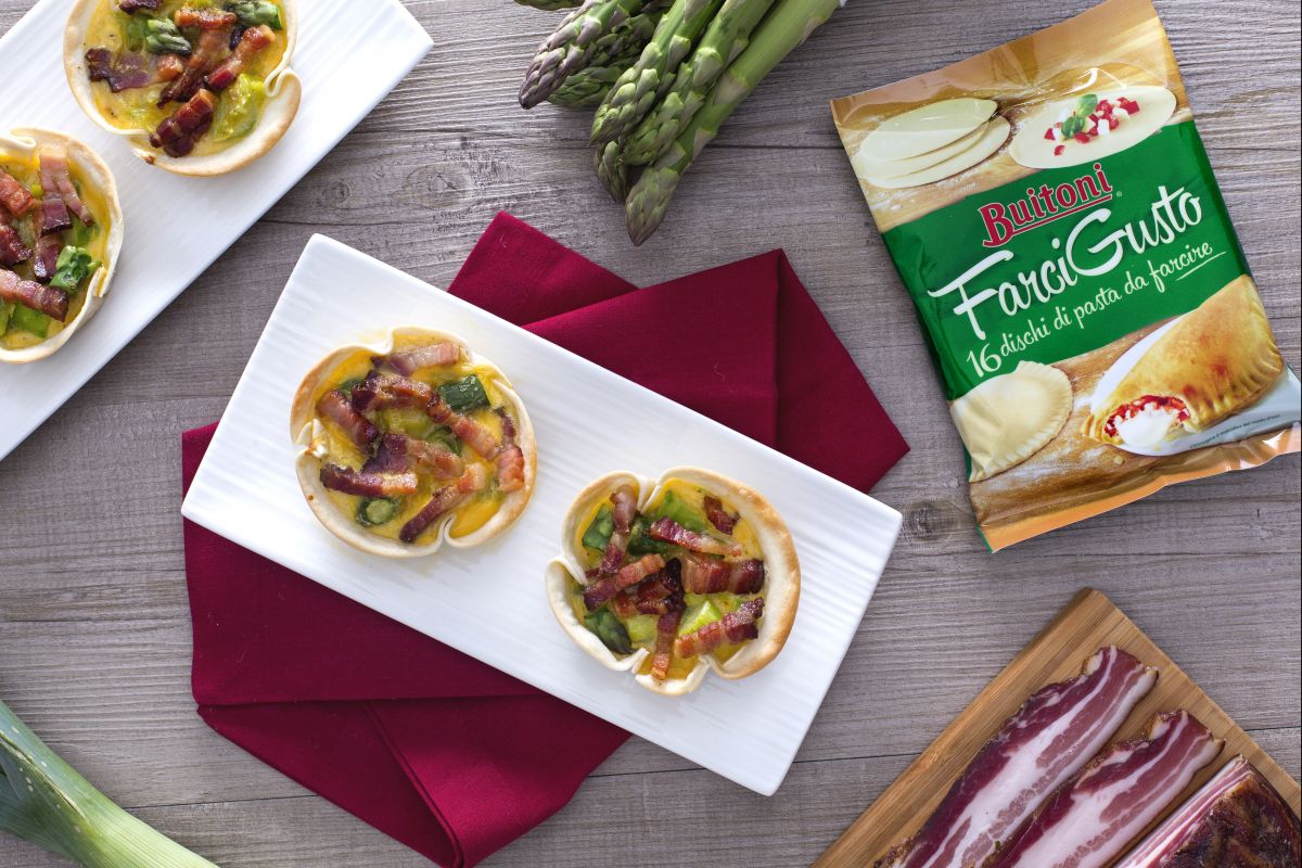 Miniquiche com bacon alho-poró e aspargos