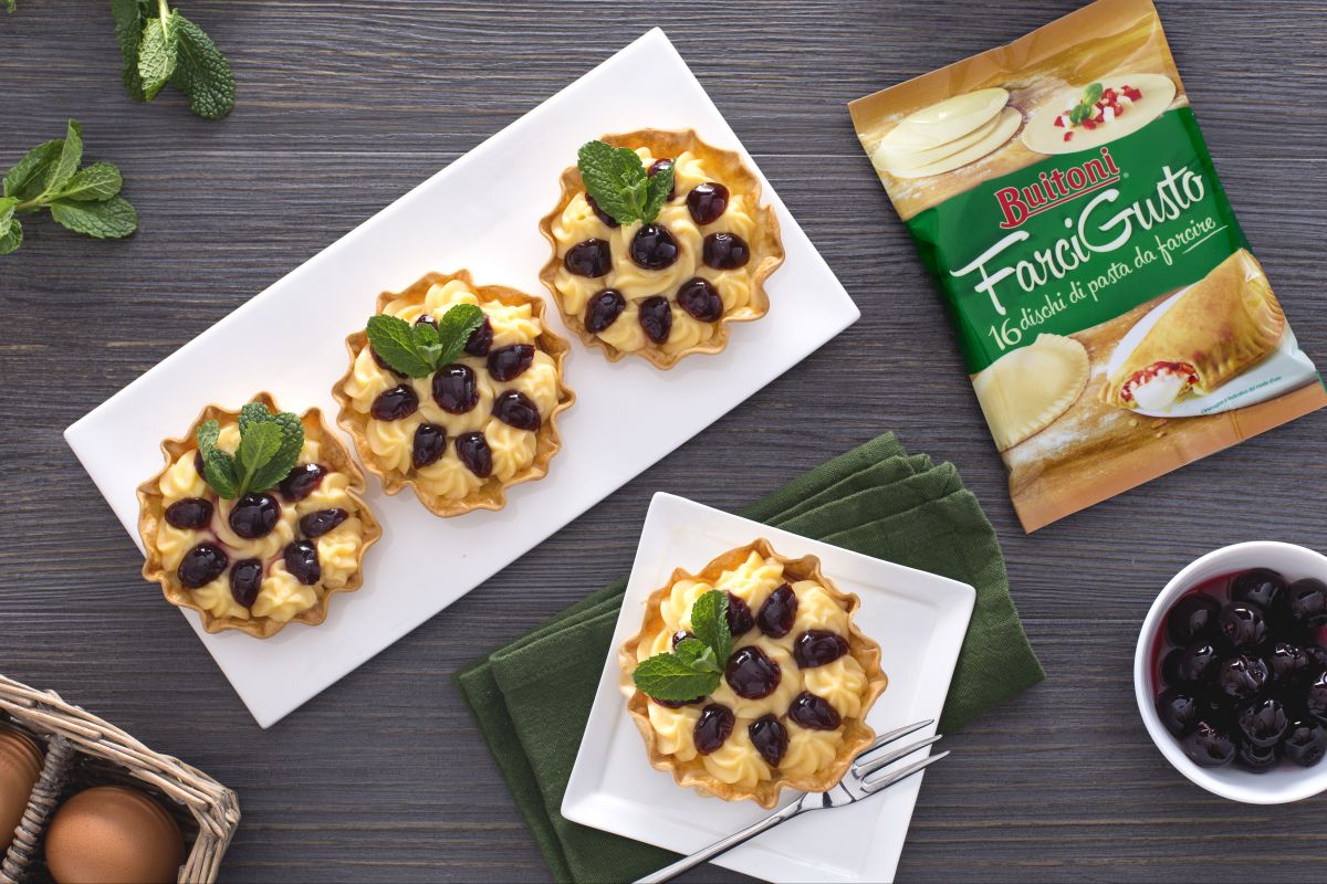 Tortinhas recheadas com creme de confeiteiro e amarena