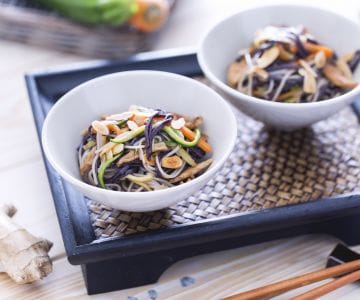 Espaguete de arroz com legumes e frango caramelizado