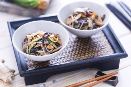 Espaguete de arroz com legumes e frango caramelizado