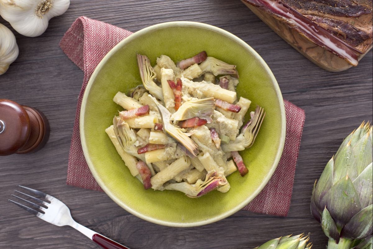 Sedanini rigati com creme de alcachofra e bacon