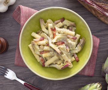 Sedanini rigati com creme de alcachofra e bacon