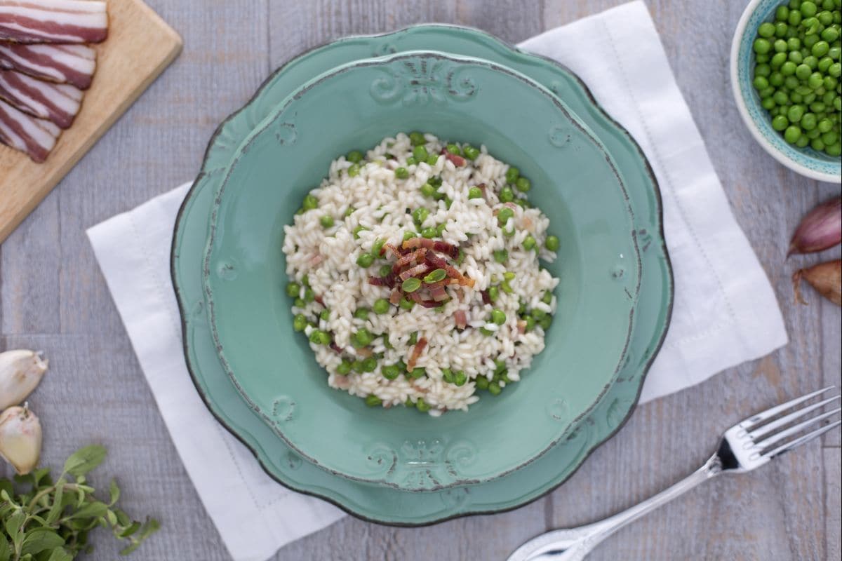 Risoto com ervilhas, bacon e manjerona