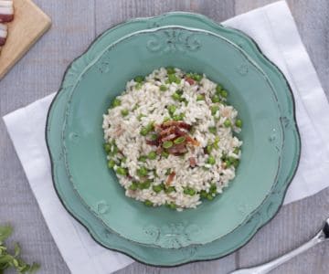 Risoto com ervilhas, bacon e manjerona