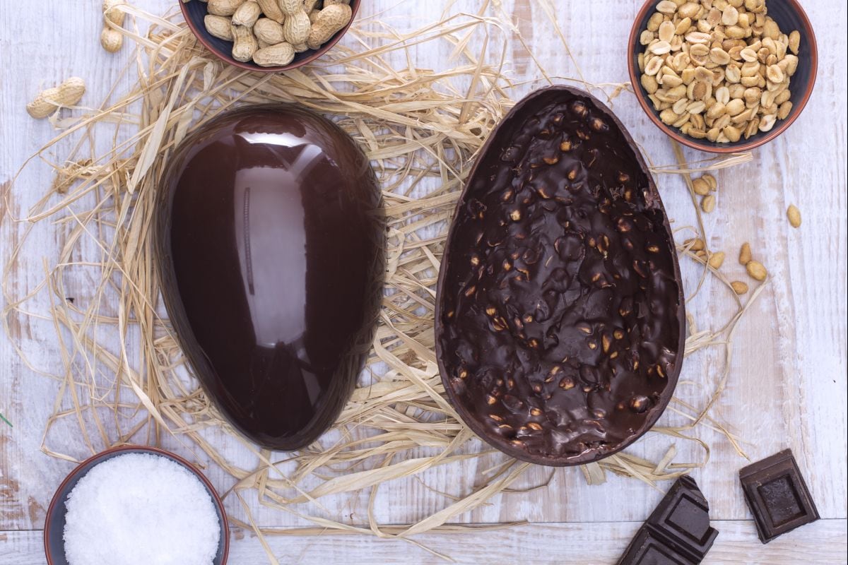 Ovo de Páscoa de chocolate amargo e amendoim