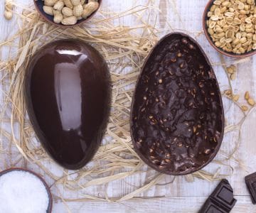 Ovo de Páscoa de chocolate amargo e amendoim
