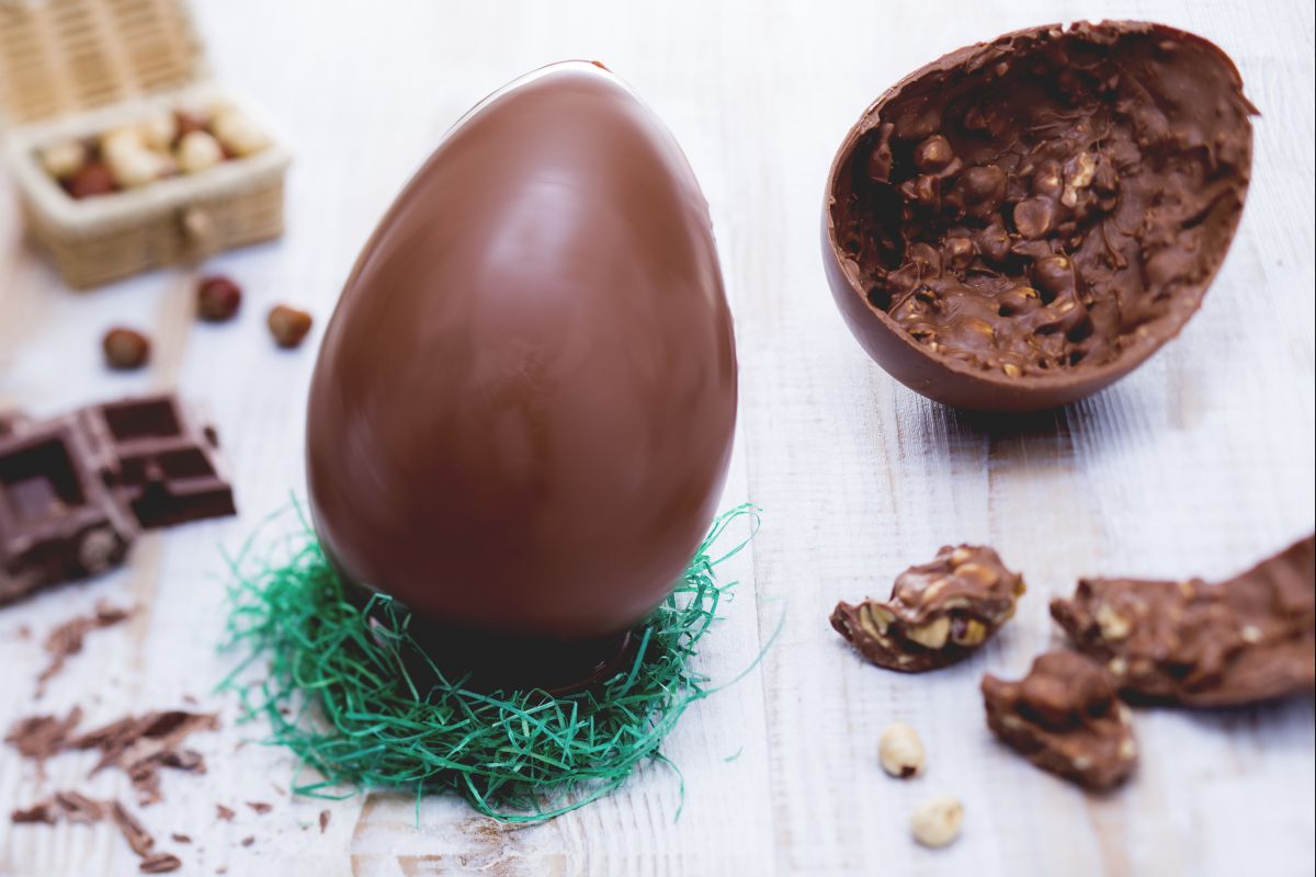 Ovo de Páscoa de chocolate ao leite e avelãs