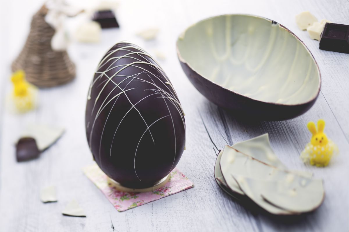 Ovo de Páscoa de dois sabores de chocolate amargo e branco