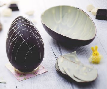 Ovo de Páscoa de dois sabores de chocolate amargo e branco