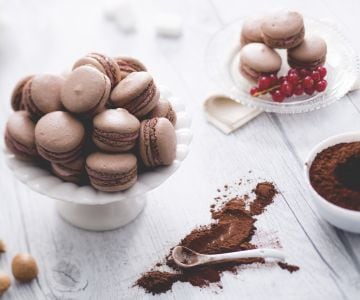 Macaron de cacau com creme de mascarpone e groselha