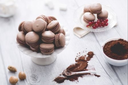 Macaron de cacau com creme de mascarpone e groselha