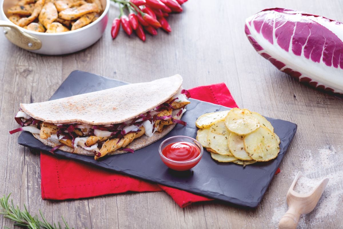 Piadina de trigo sarraceno com tiras de frango e chips assados