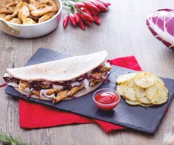 Piadina de trigo sarraceno com tiras de frango e chips assados