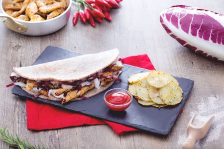 Piadina de trigo sarraceno com tiras de frango e chips assados