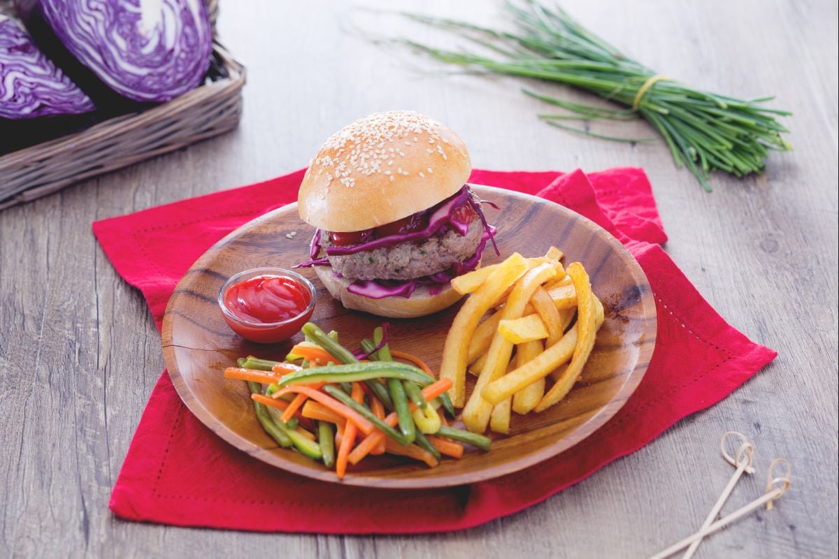 Hambúrguer de ervas aromáticas com legumes mistos e batatas fritas