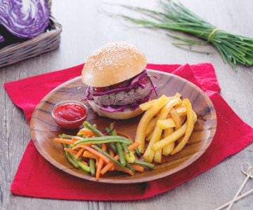 Hambúrguer de ervas aromáticas com legumes mistos e batatas fritas