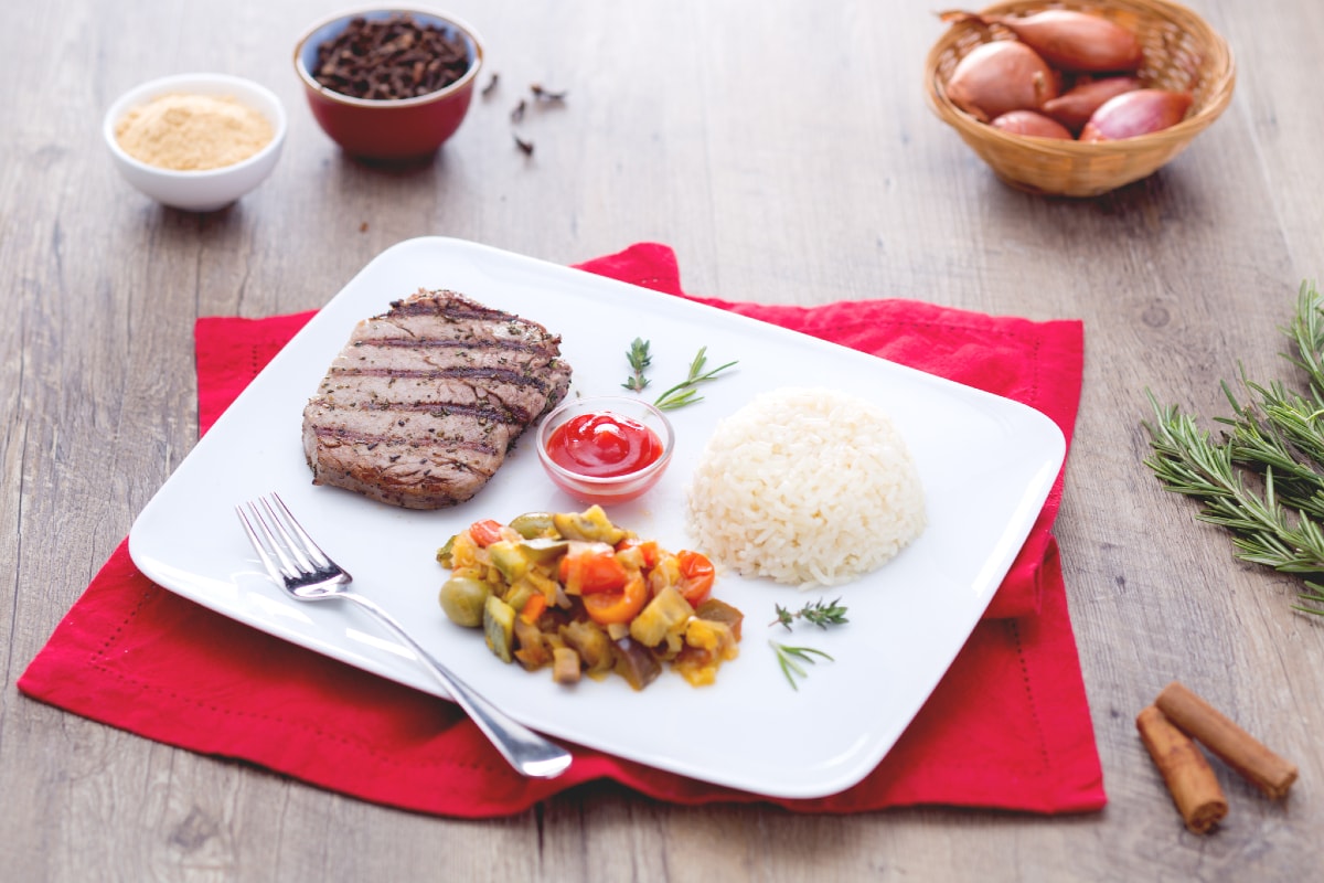 Carne grelhada com especiarias com arroz pilaf e verduras de primavera