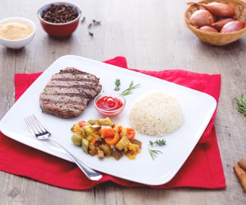 Carne grelhada com especiarias com arroz pilaf e verduras de primavera