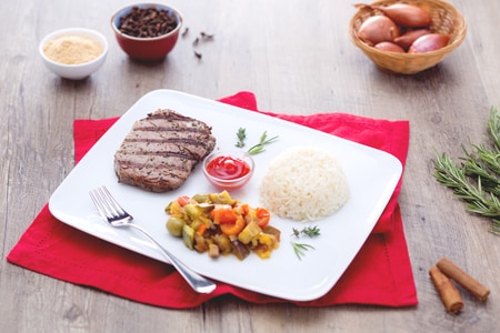 Carne grelhada com especiarias com arroz pilaf e verduras de primavera