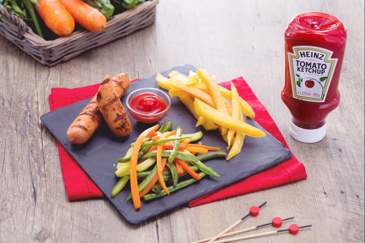 Salsicha grelhada com batatas fritas e legumes salteados