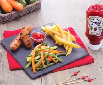 Salsicha grelhada com batatas fritas e legumes salteados