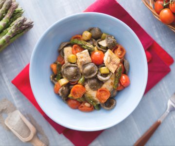 Orecchiette de grano tostado com peixe branco e aspargos