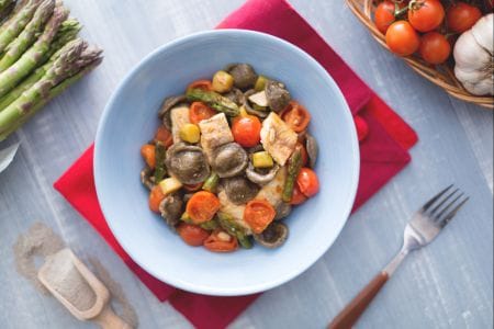 Orecchiette de grano tostado com peixe branco e aspargos