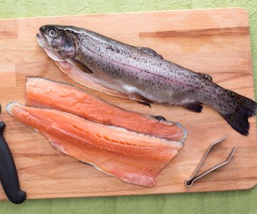 Como limpar a truta salmonada