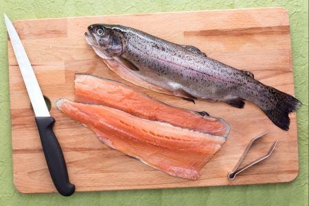 Como limpar a truta salmonada