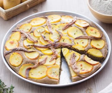 Focaccia de trigo queimado com batatas e anchovas