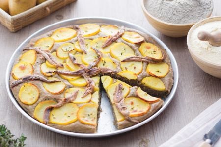 Focaccia de trigo queimado com batatas e anchovas