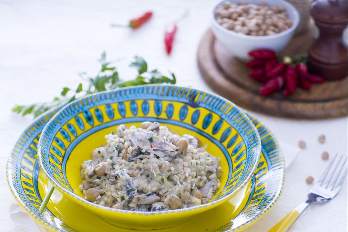 Orzotto com grão-de-bico, anchovas e ricota salgada