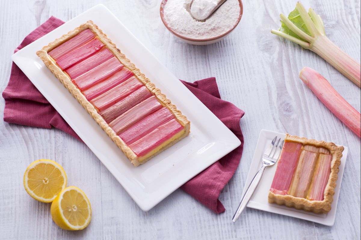 Torta de ruibarbo com creme de confeiteiro de limão