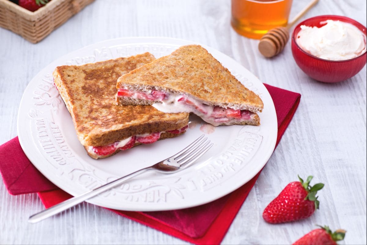 Rabanada de morango e mascarpone