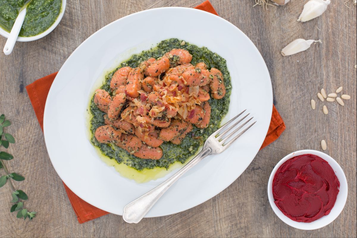 Nhoque vermelho ao pesto de manjerona e bacon