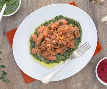 Nhoque vermelho ao pesto de manjerona e bacon