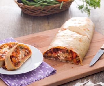 Strudel recheado com ragu de legumes e queijo
