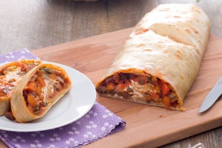 Strudel recheado com ragu de legumes e queijo