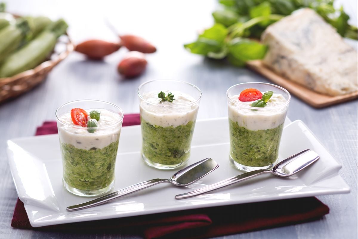 Caviar de abobrinha com creme de gorgonzola