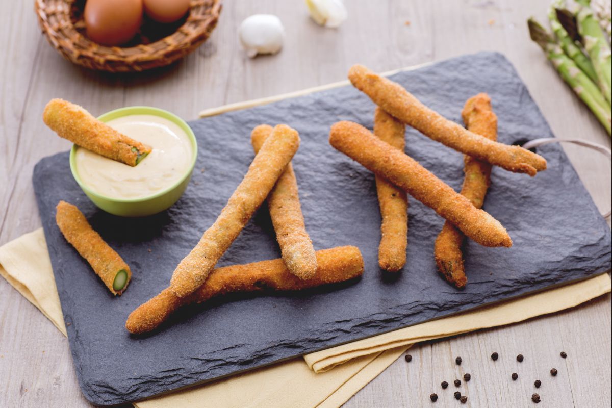 Fritura de aspargos com molho