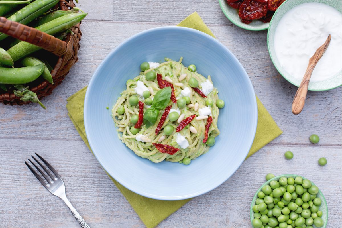 Espaguete integral com pesto de ervilha, tomates secos e stracciatella